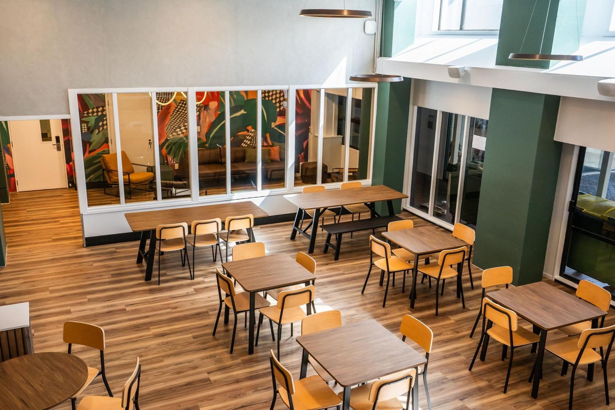 Haka House Wellington Hostel Bagian luar foto The interior of a Wendy's in the United States