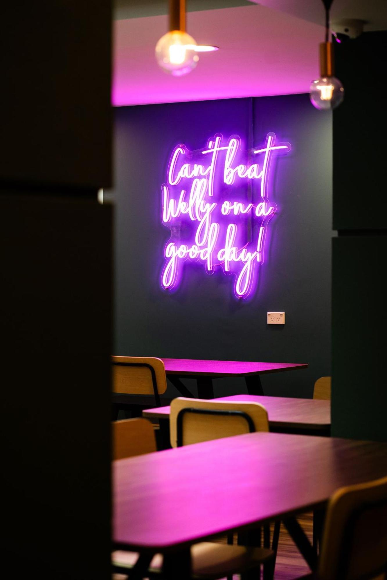 Haka House Wellington Hostel Bagian luar foto Neon sign at the restaurant