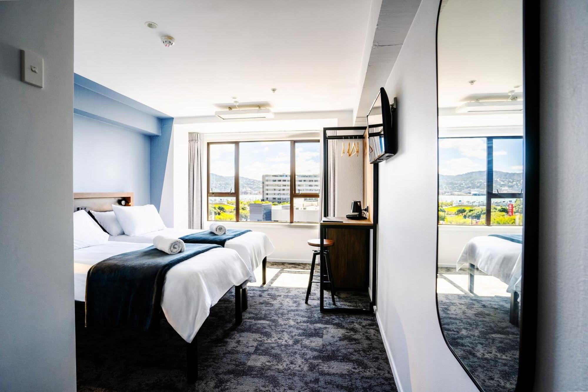 Haka House Wellington Hostel Bagian luar foto A room at the hotel
