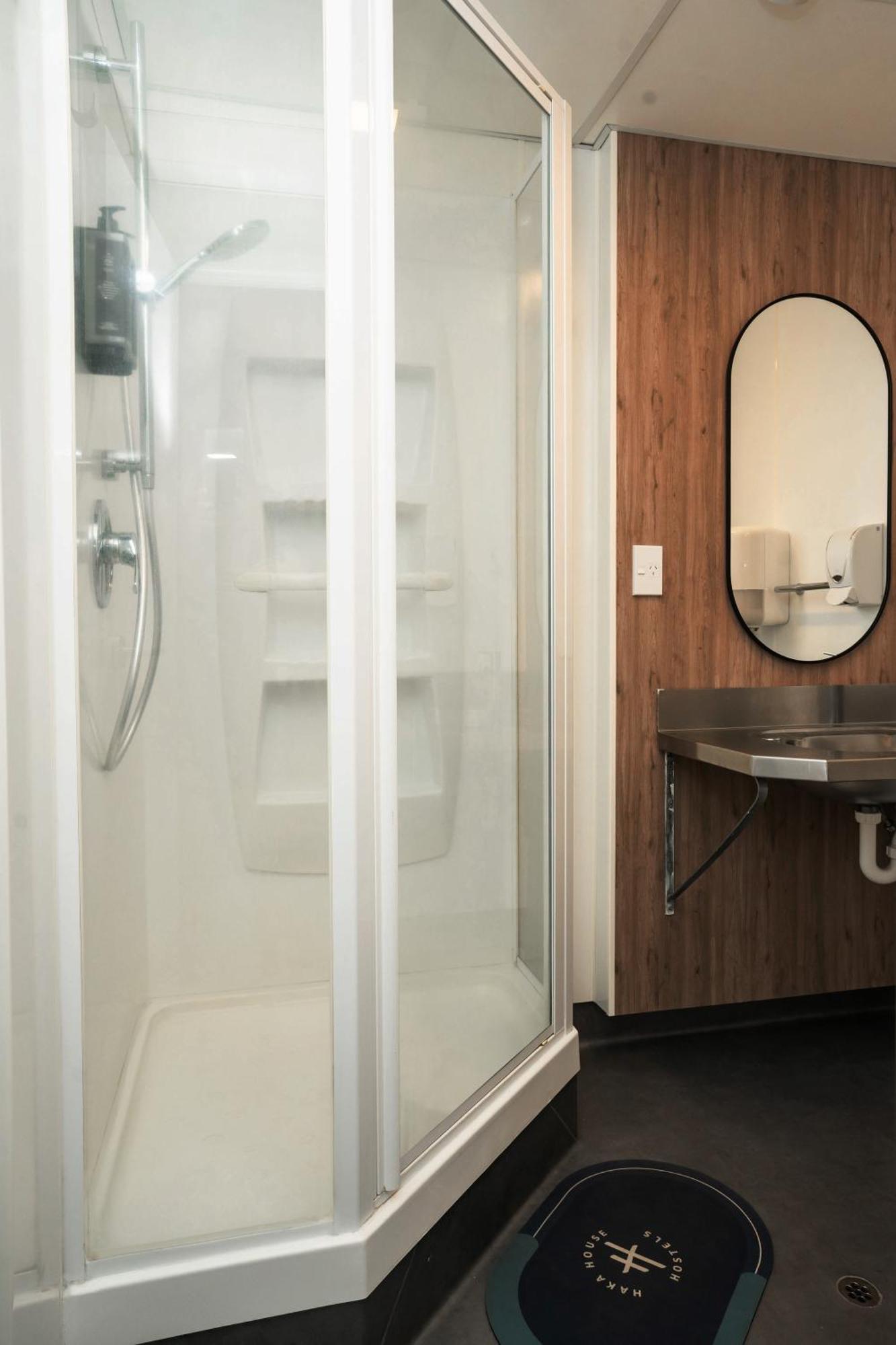 Haka House Wellington Hostel Bagian luar foto A shower cubicle