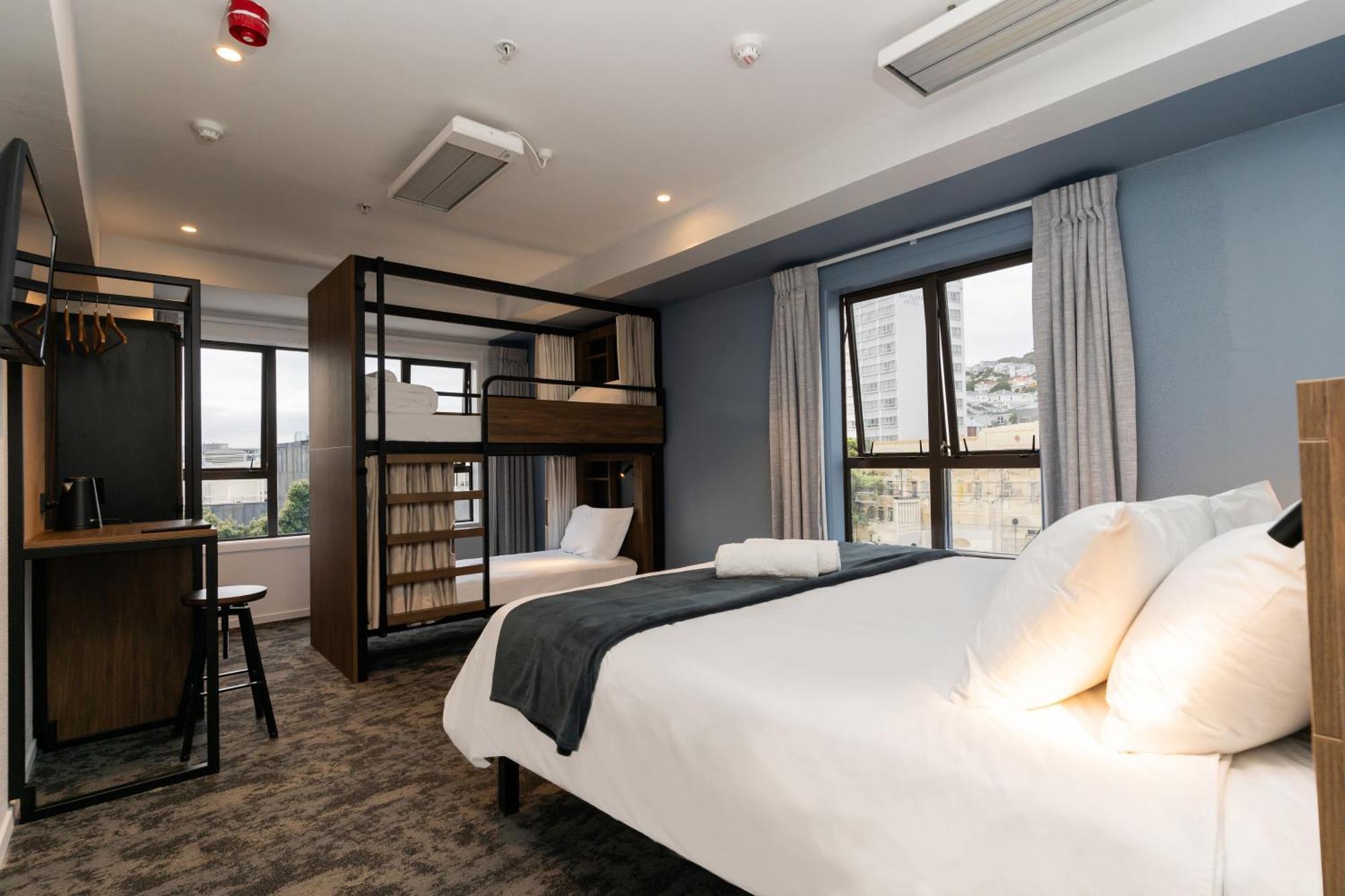 Haka House Wellington Hostel Bagian luar foto A room at the hotel