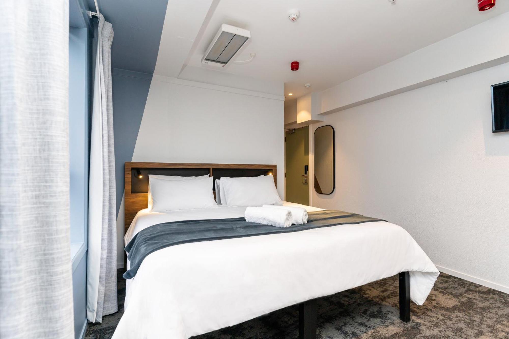 Haka House Wellington Hostel Bagian luar foto A room at the hotel