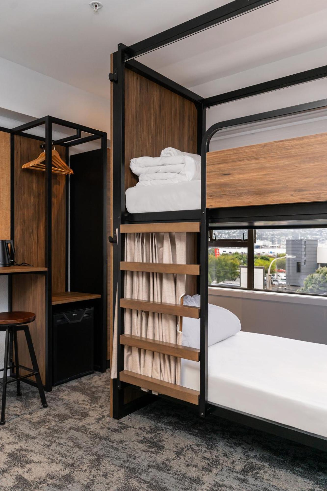 Haka House Wellington Hostel Bagian luar foto A bunk bed in a hotel room
