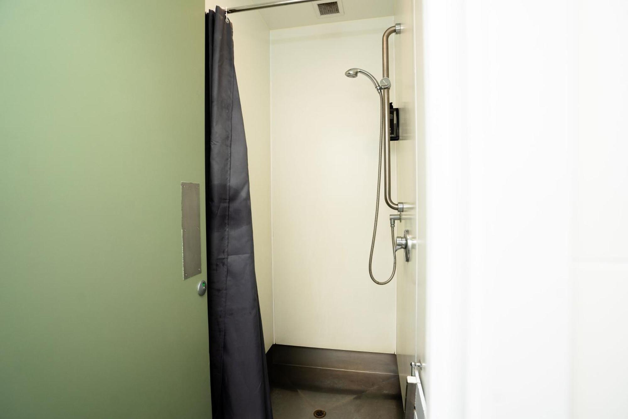 Haka House Wellington Hostel Bagian luar foto A shower cubicle