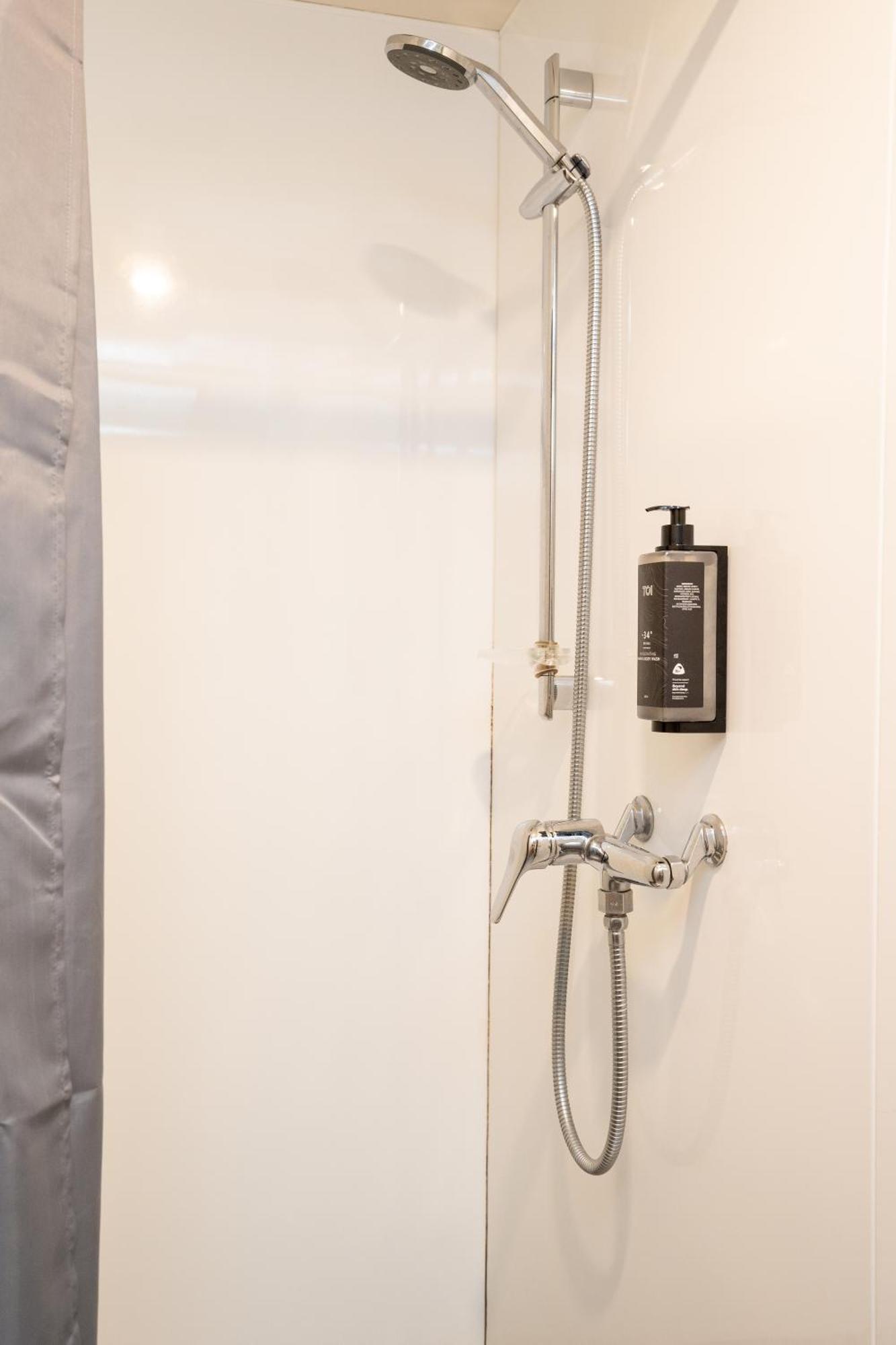Haka House Wellington Hostel Bagian luar foto Shower gel dispenser