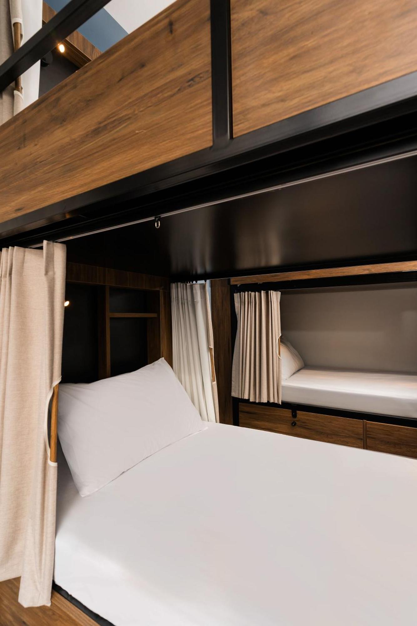 Haka House Wellington Hostel Bagian luar foto A bunk bed in a capsule hotel