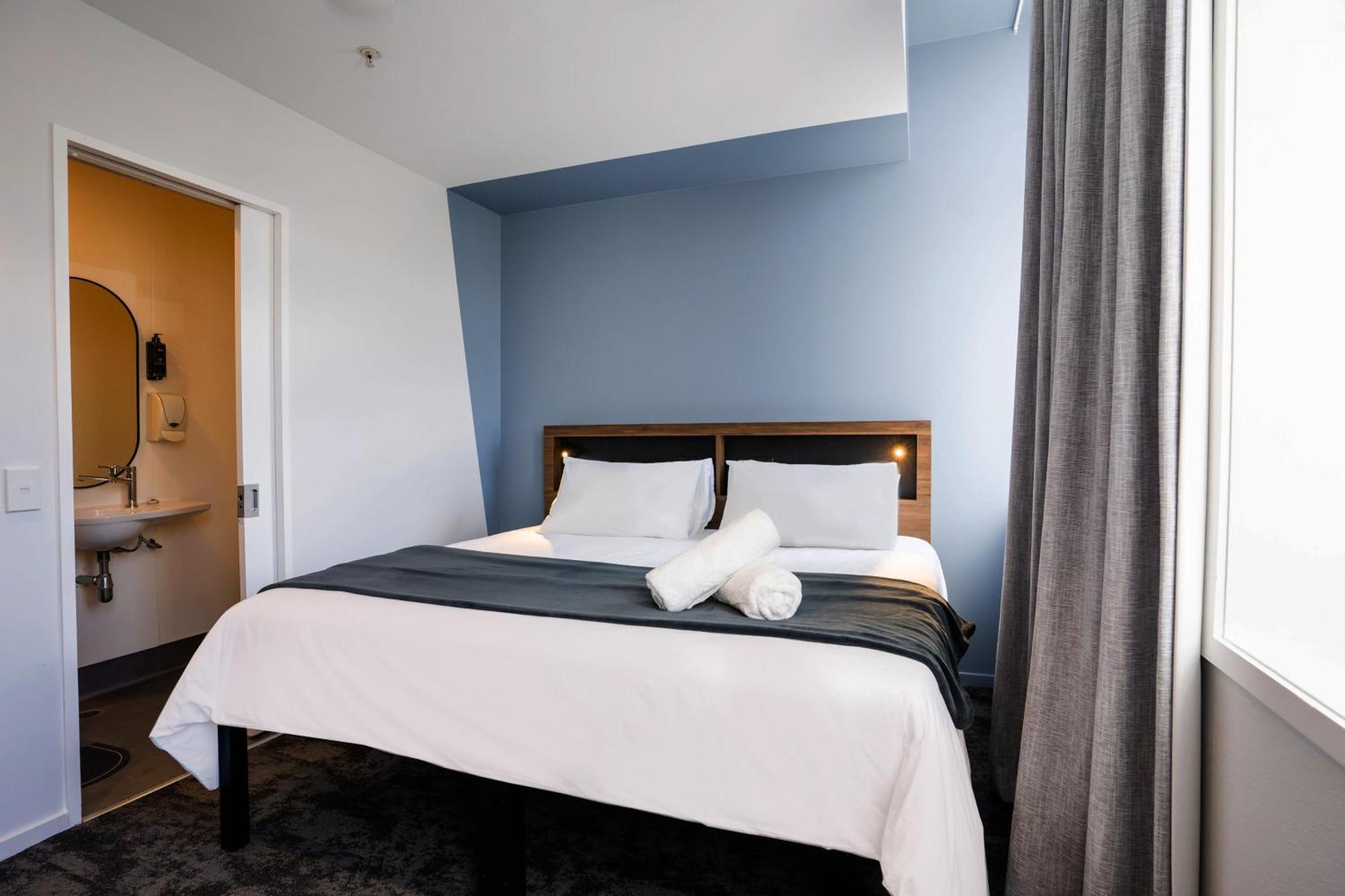 Haka House Wellington Hostel Bagian luar foto A room at the hotel