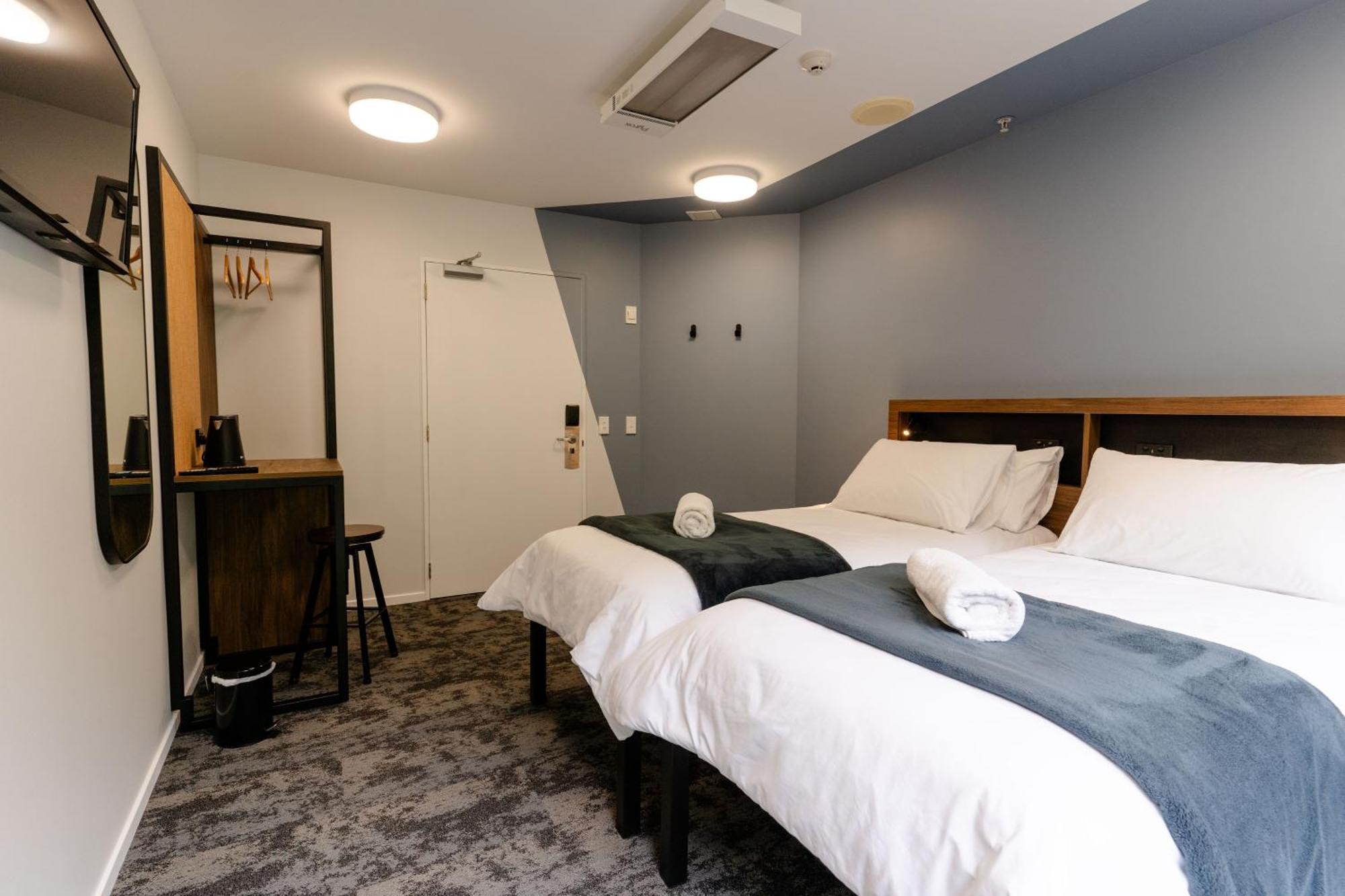 Haka House Wellington Hostel Bagian luar foto A room at the hotel