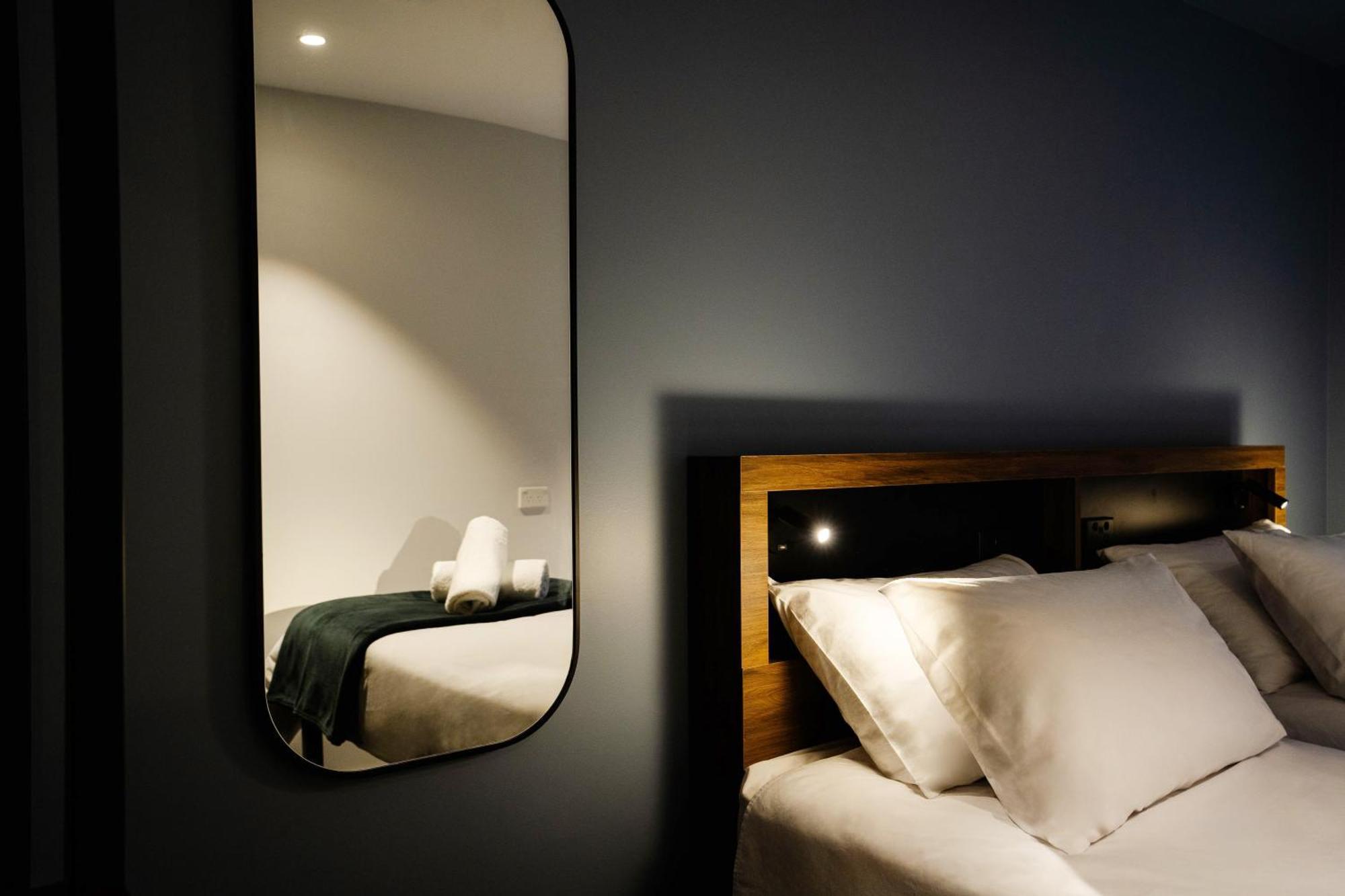 Haka House Wellington Hostel Bagian luar foto A room at the hotel