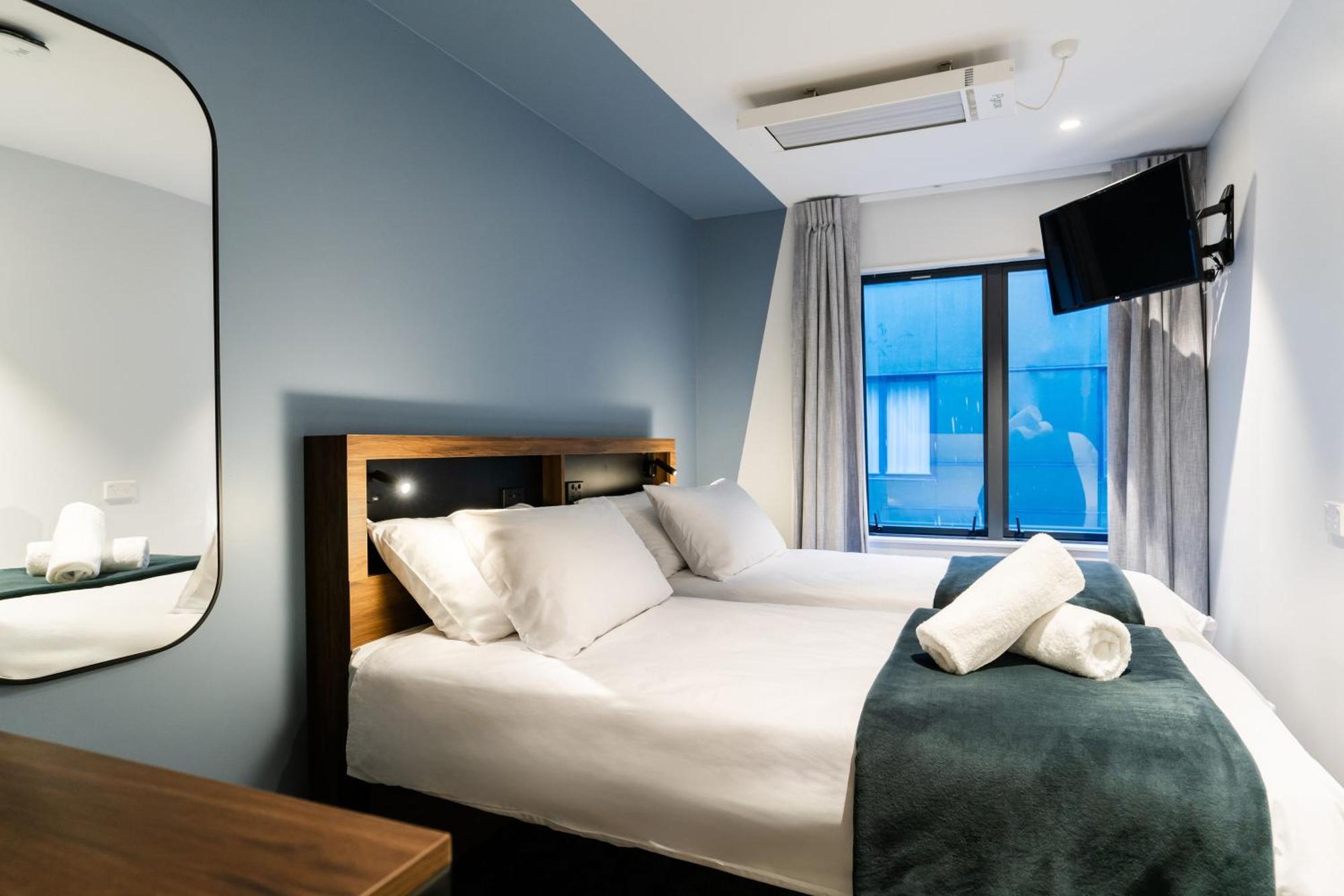 Haka House Wellington Hostel Bagian luar foto A room at the hotel