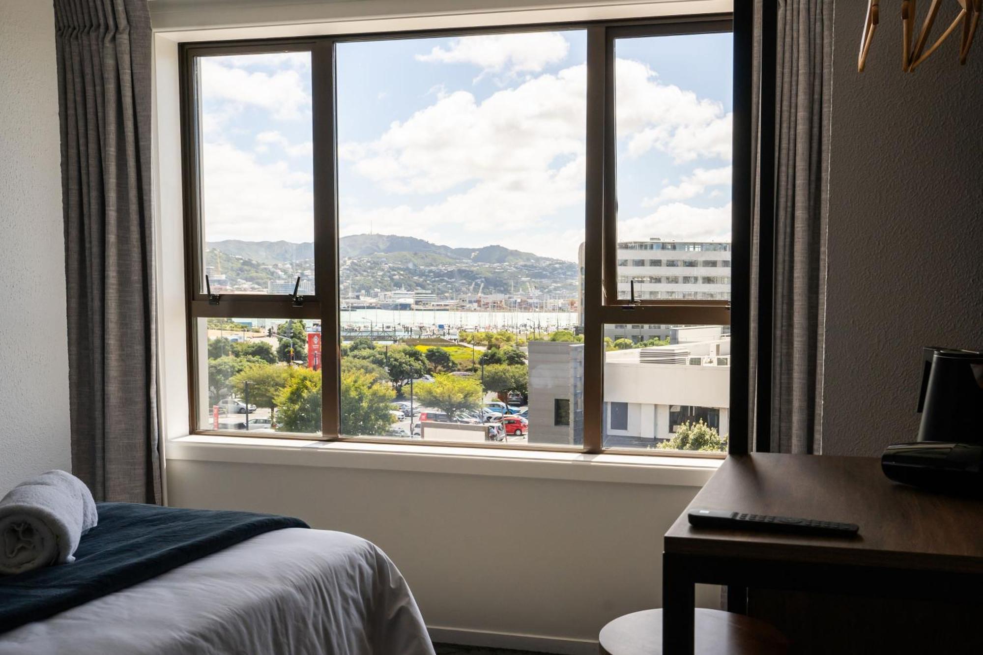 Haka House Wellington Hostel Bagian luar foto A view from a student apartment