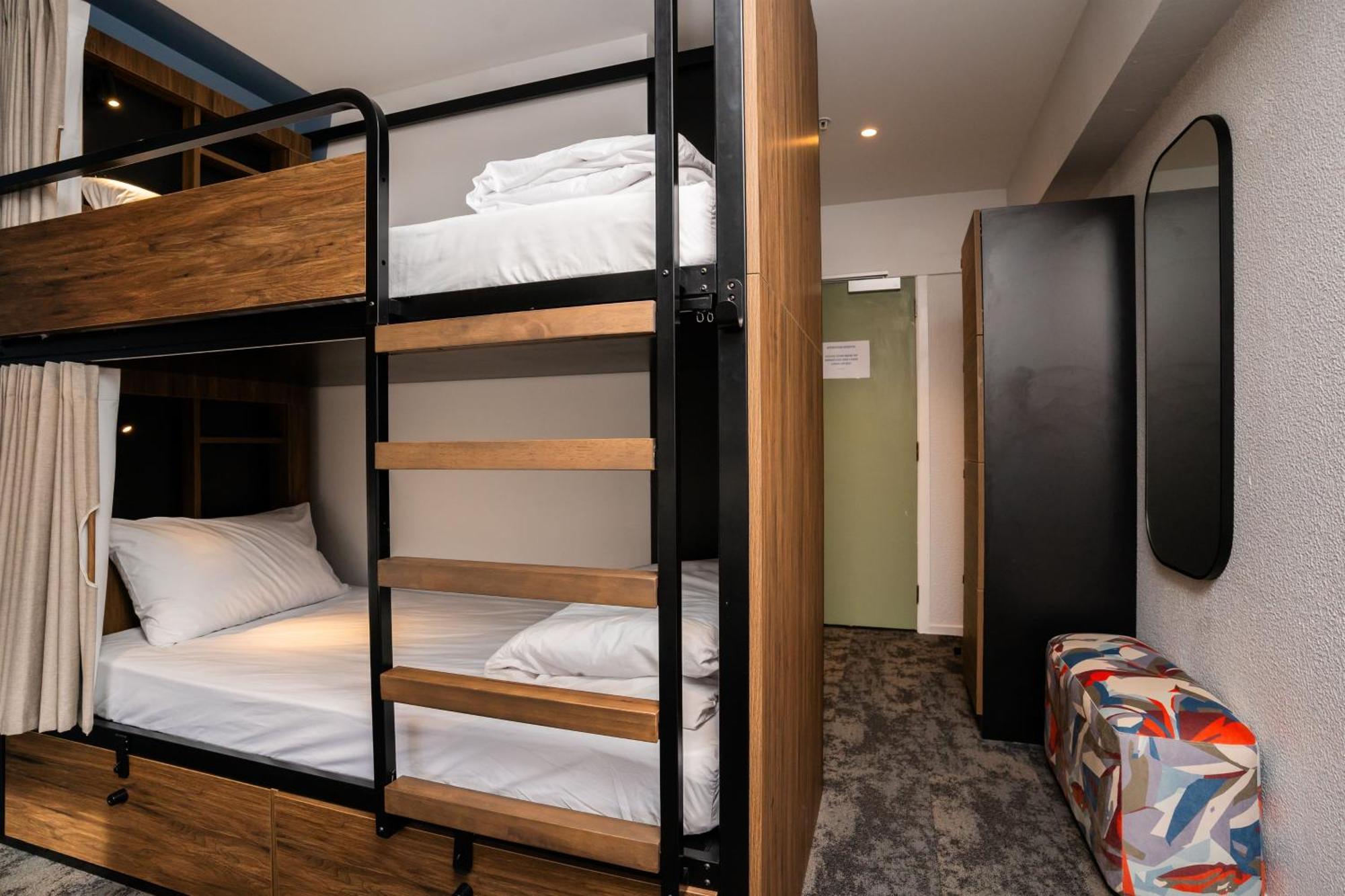 Haka House Wellington Hostel Bagian luar foto A room at the hotel