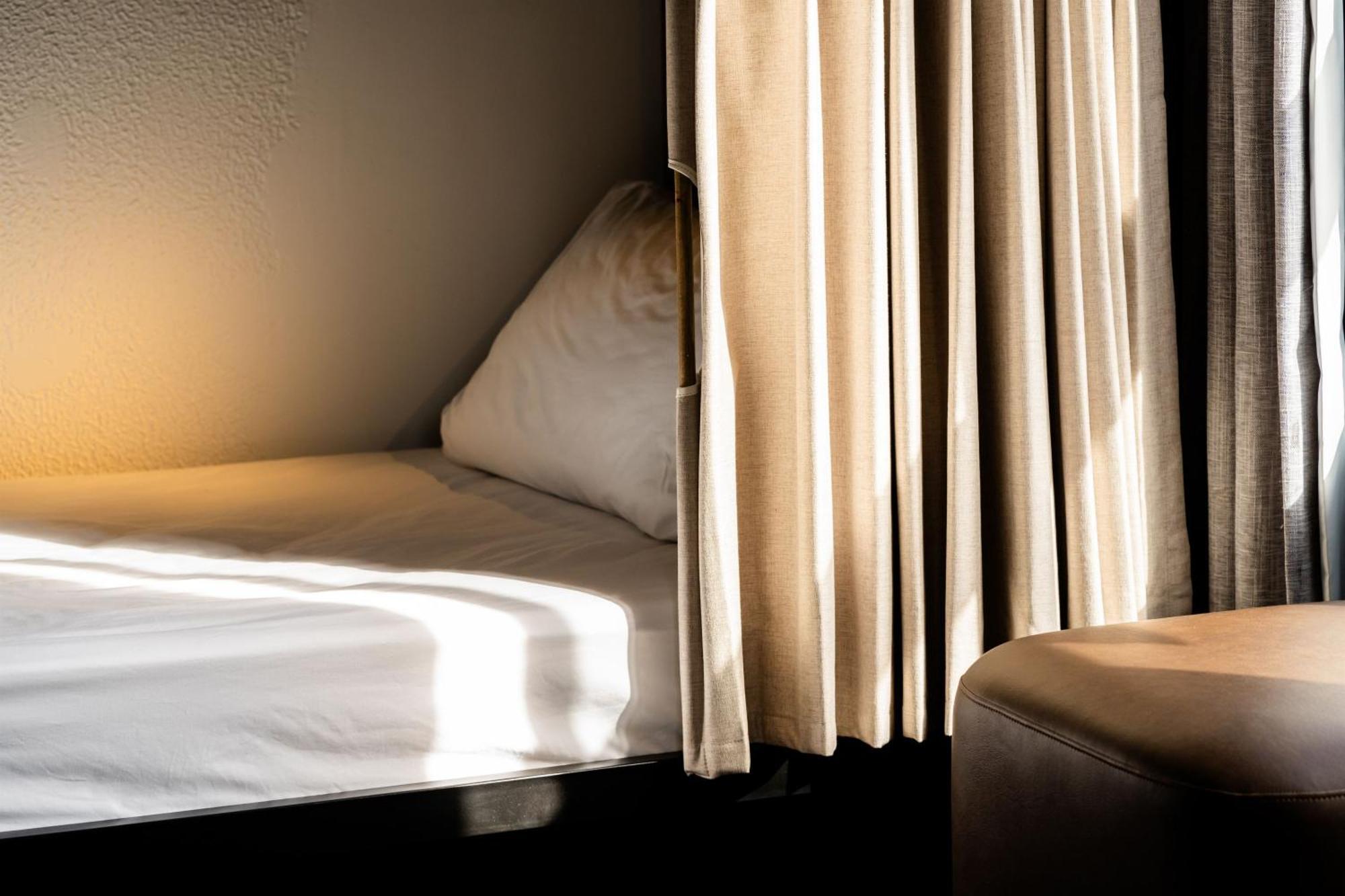 Haka House Wellington Hostel Bagian luar foto A bed in a hotel room