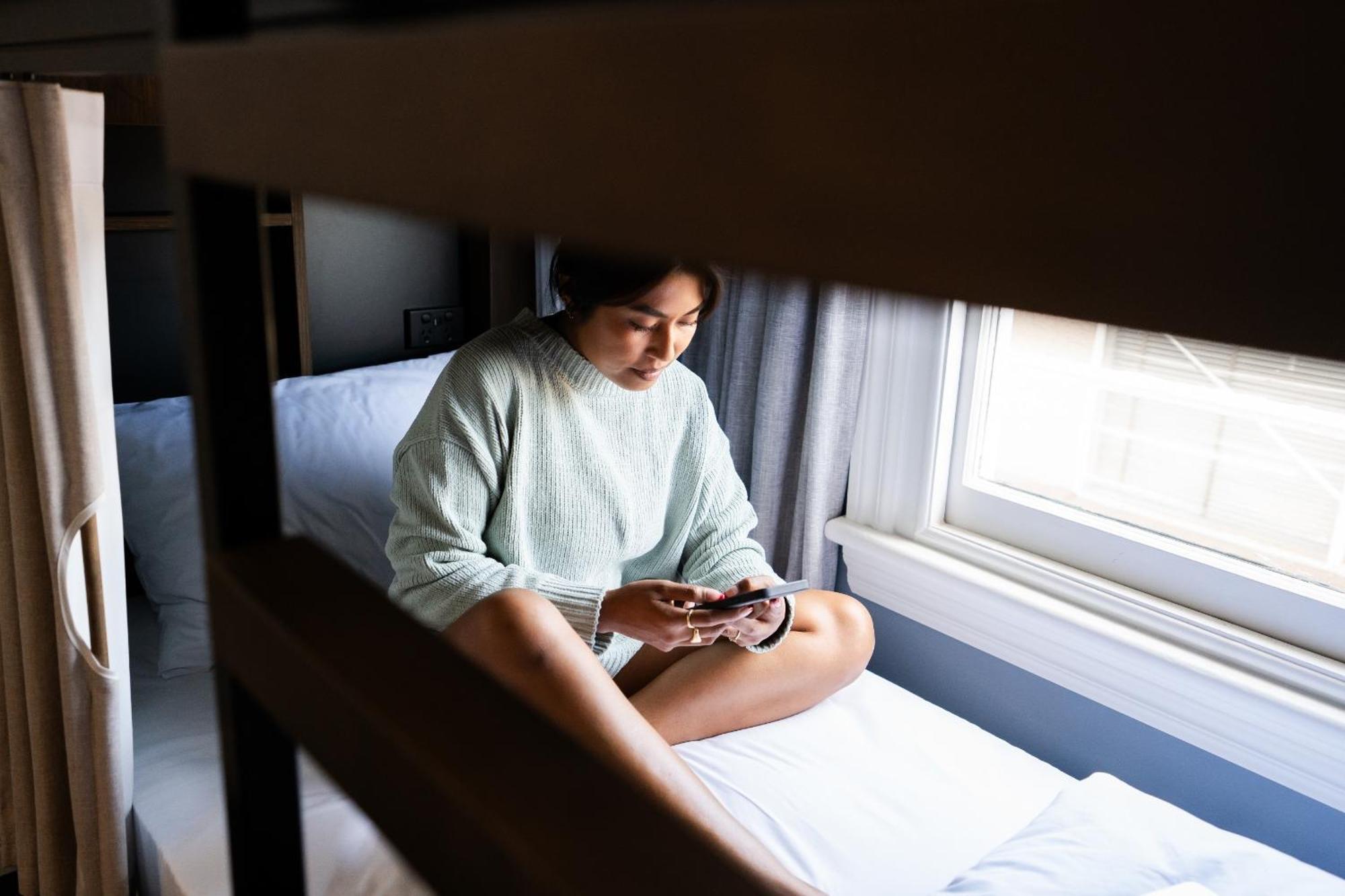 Haka House Wellington Hostel Bagian luar foto A woman sitting on a bunk bed