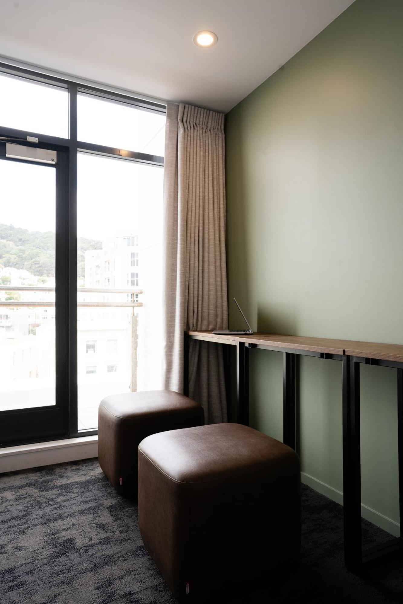 Haka House Wellington Hostel Bagian luar foto A room at the hotel