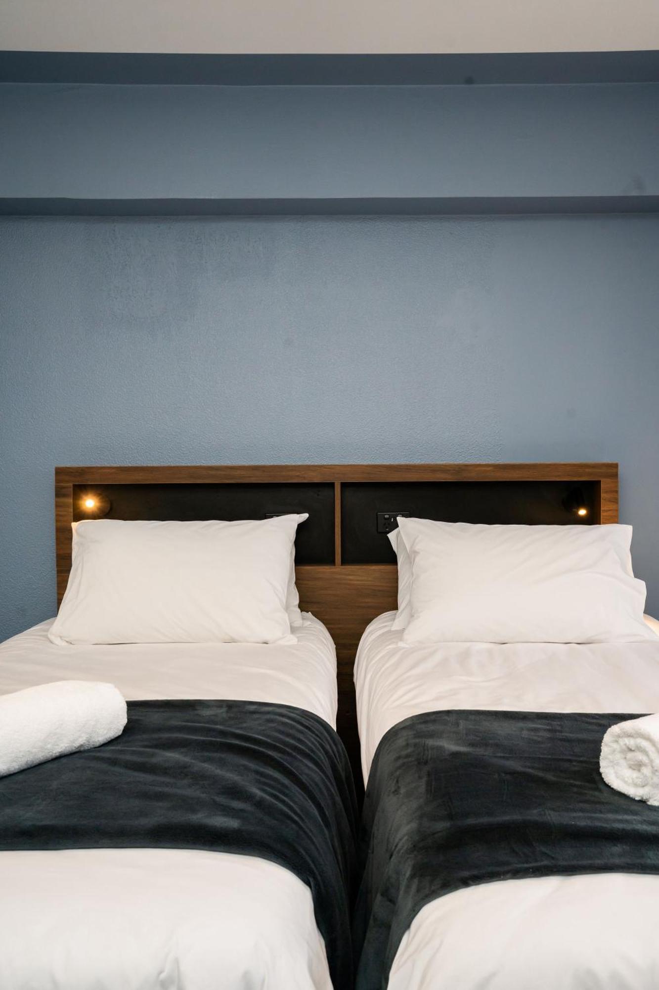 Haka House Wellington Hostel Ruang foto A bed with two pillows