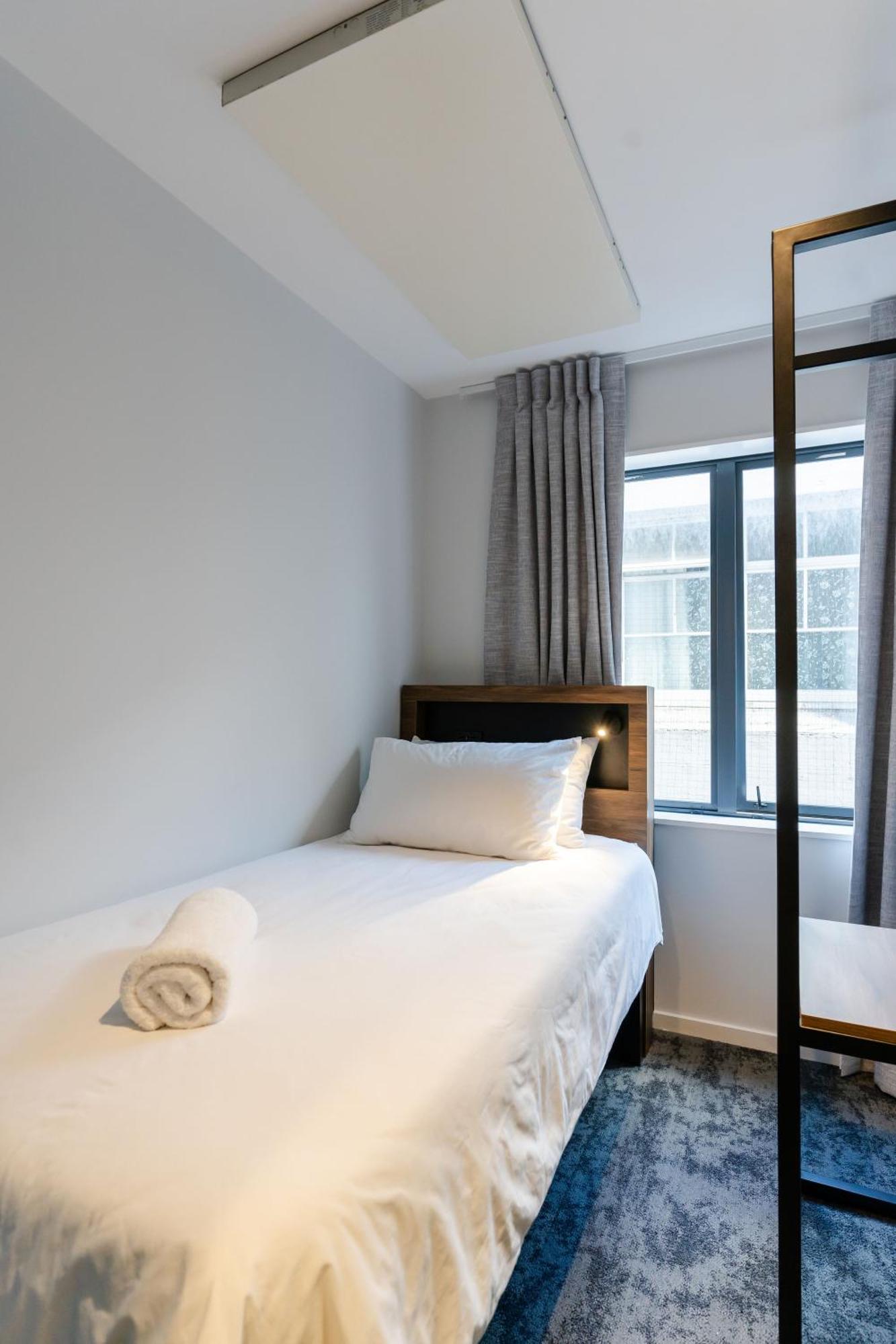 Haka House Wellington Hostel Bagian luar foto A single room at the hotel