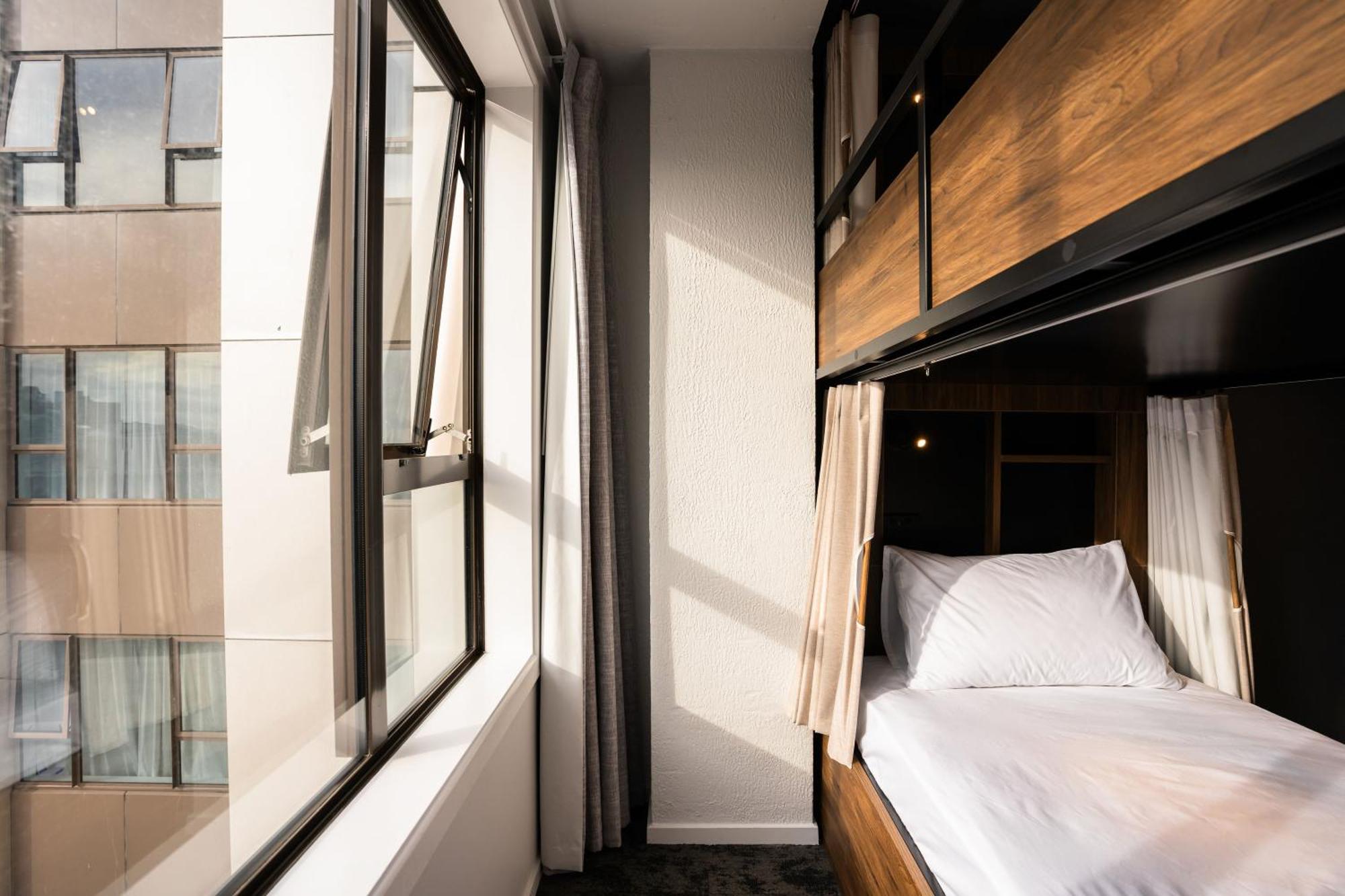 Haka House Wellington Hostel Bagian luar foto A room at the hotel