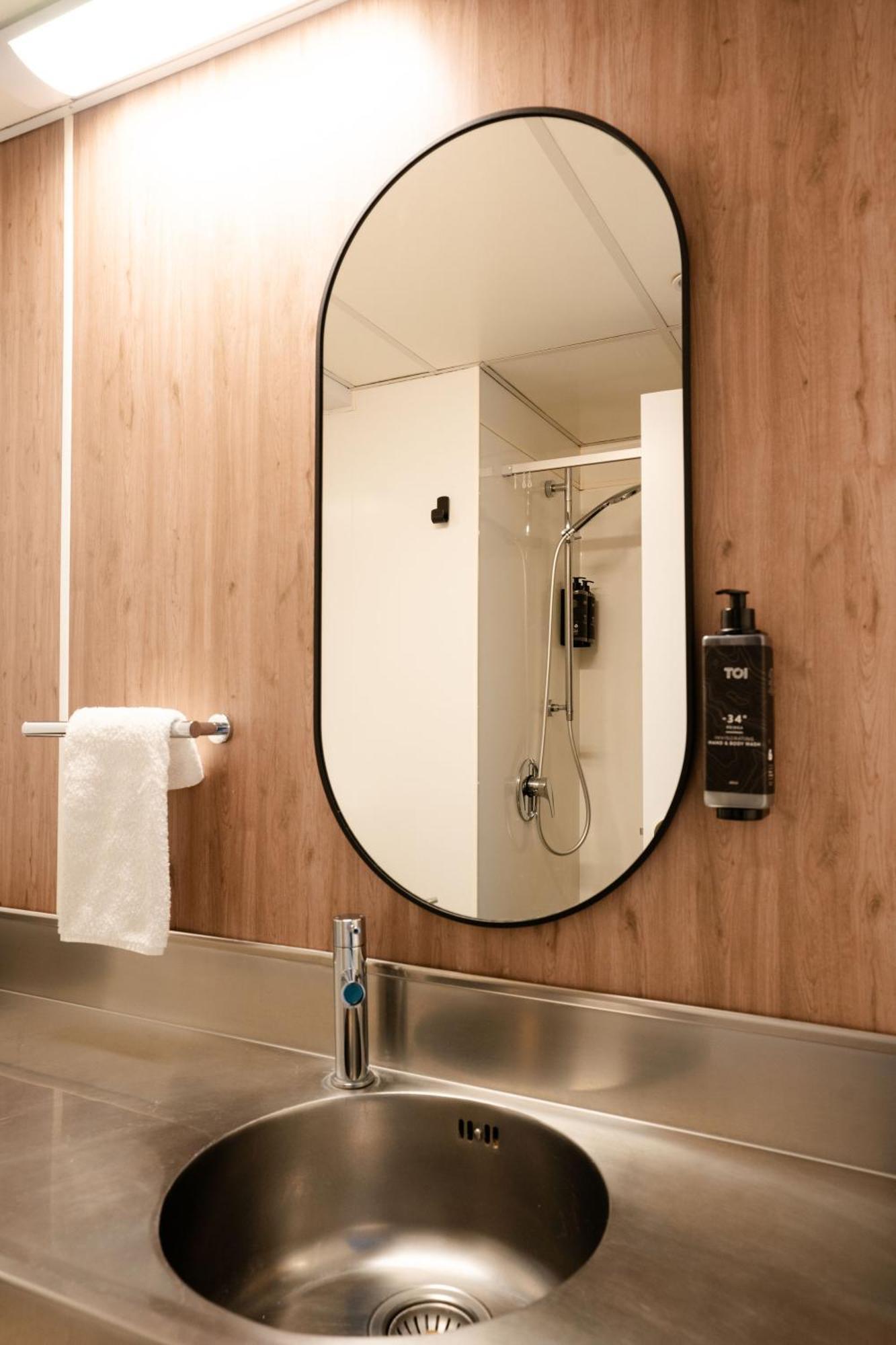 Haka House Wellington Hostel Bagian luar foto A shower in a hotel room