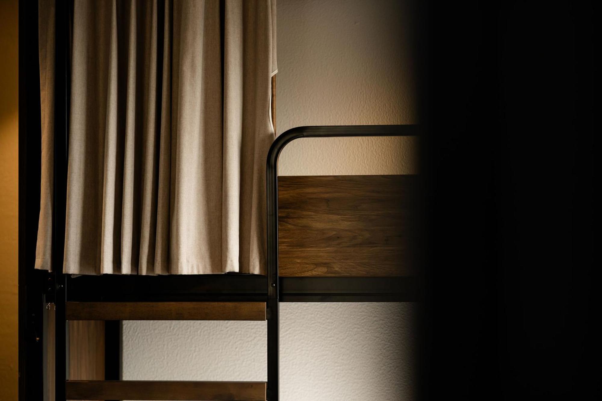 Haka House Wellington Hostel Bagian luar foto A curtain in a capsule hotel