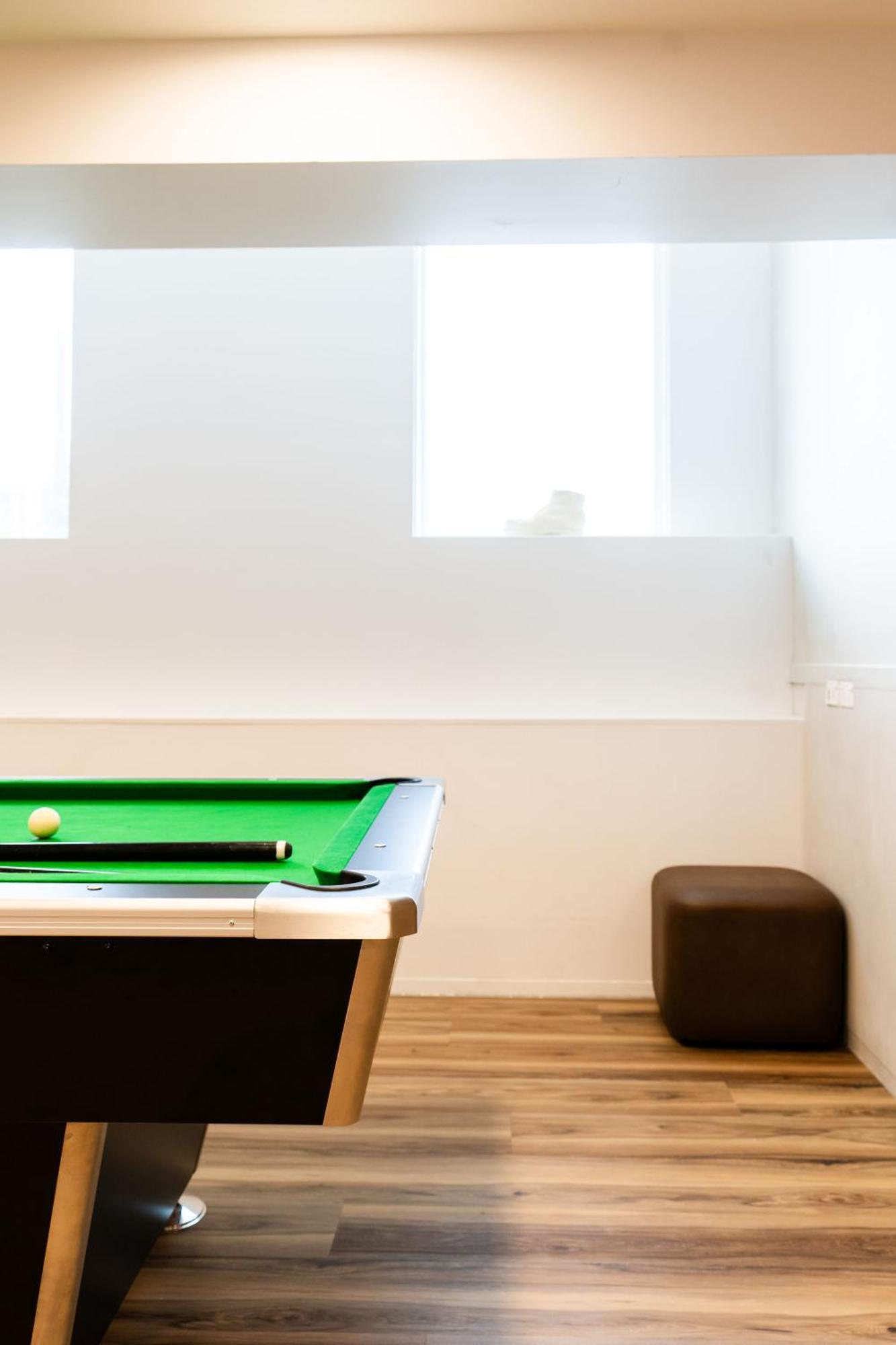 Haka House Wellington Hostel Bagian luar foto A pool table in a student house