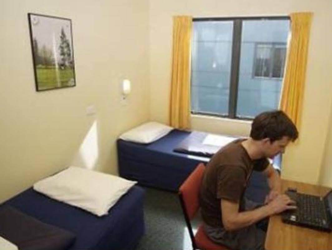 Haka House Wellington Hostel Bagian luar foto A student working in his room at the International House