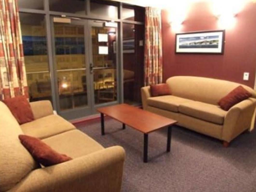 Haka House Wellington Hostel Bagian luar foto The lounge at the airport